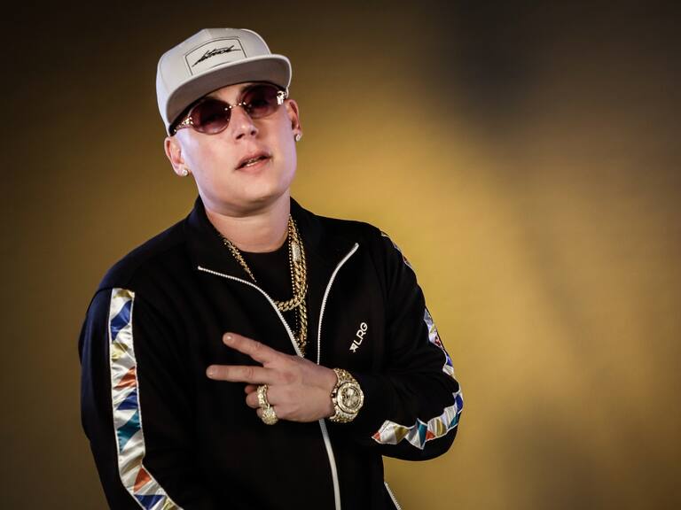 MIAMI, FLORIDA - FEBRUARY 12: Cosculluela visits La Musica Studio on February 12, 2020 in Miami, Florida. (Photo by John Parra/Getty Images)
