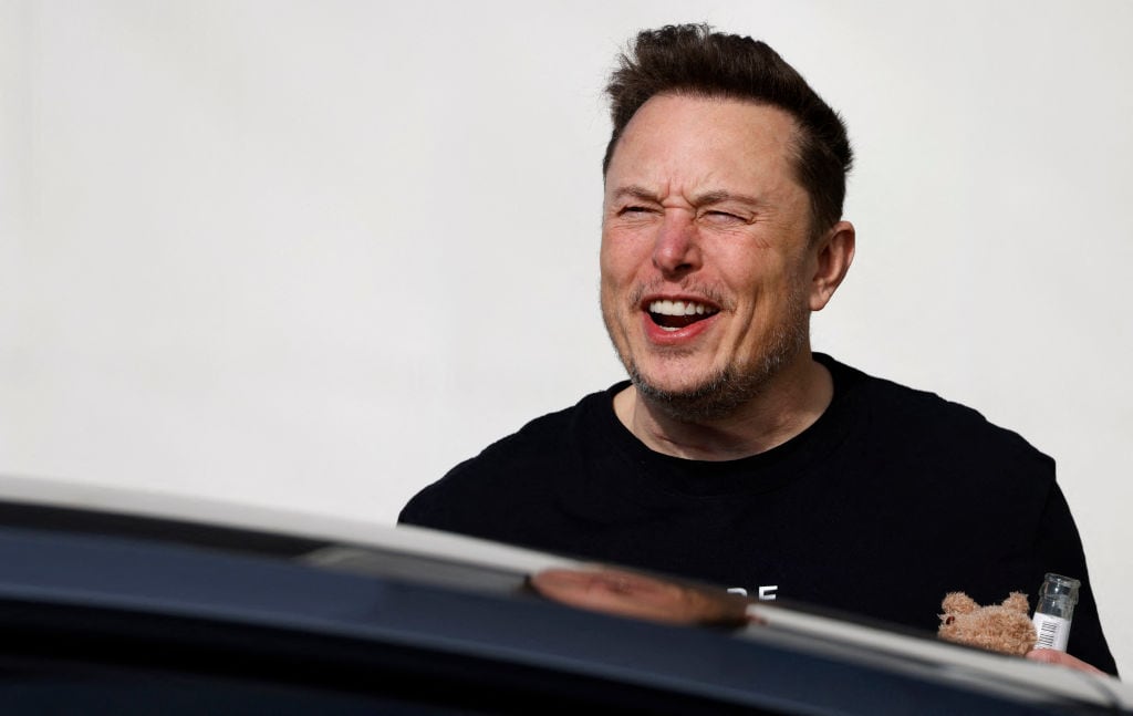 El multimillonario Elon Musk visitando una planta de la compañía Tesla en la localidad de Gruenheide cerca de Berlín en Alemania