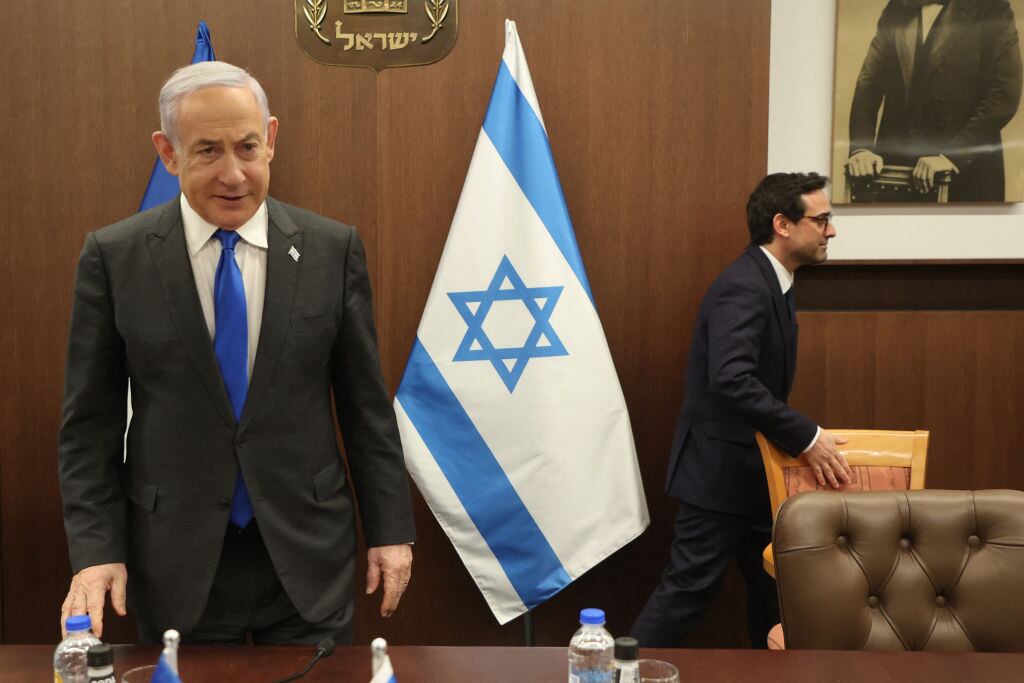 El primer ministro de Israel, el ultraderechista Benjamin Netanyahu, recibiendo al canciller francés Stephane Sejourne en Jerusalén.