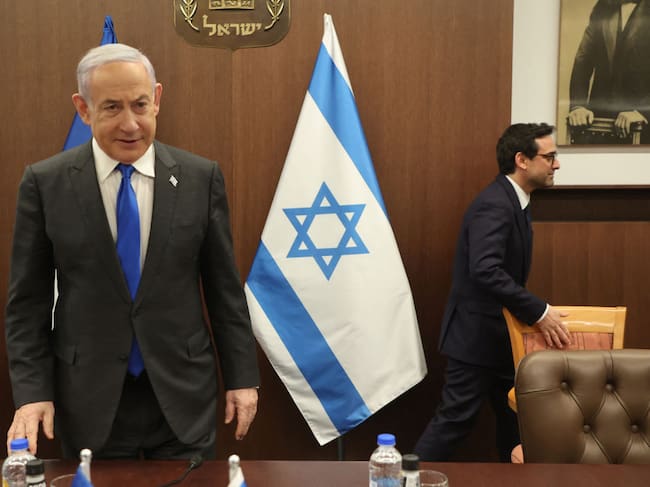 El primer ministro de Israel, el ultraderechista Benjamin Netanyahu, recibiendo al canciller francés Stephane Sejourne en Jerusalén.