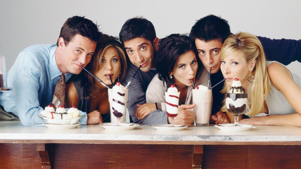 Matthew Perry junto a elenco de "Friends".