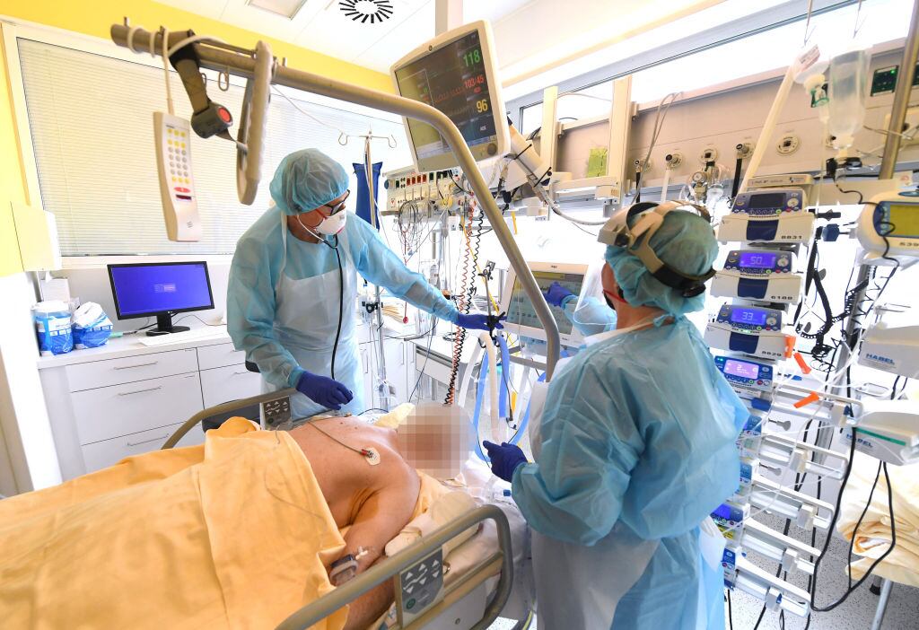 Equipo médico asiste a un paciente con covid-19 en el hospital de Tulln