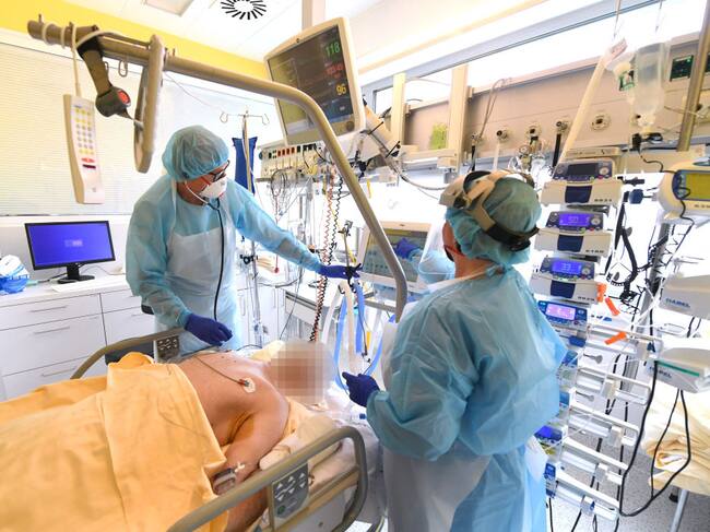 Equipo médico asiste a un paciente con covid-19 en el hospital de Tulln