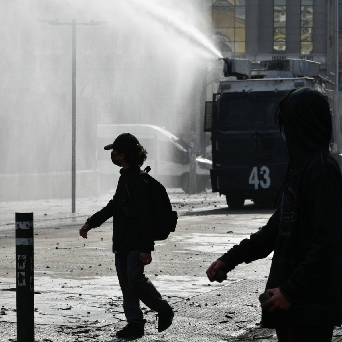Desórdenes en Liceo Lastarria: encapuchados cortan tránsito en Providencia y se enfrentan con Carabineros