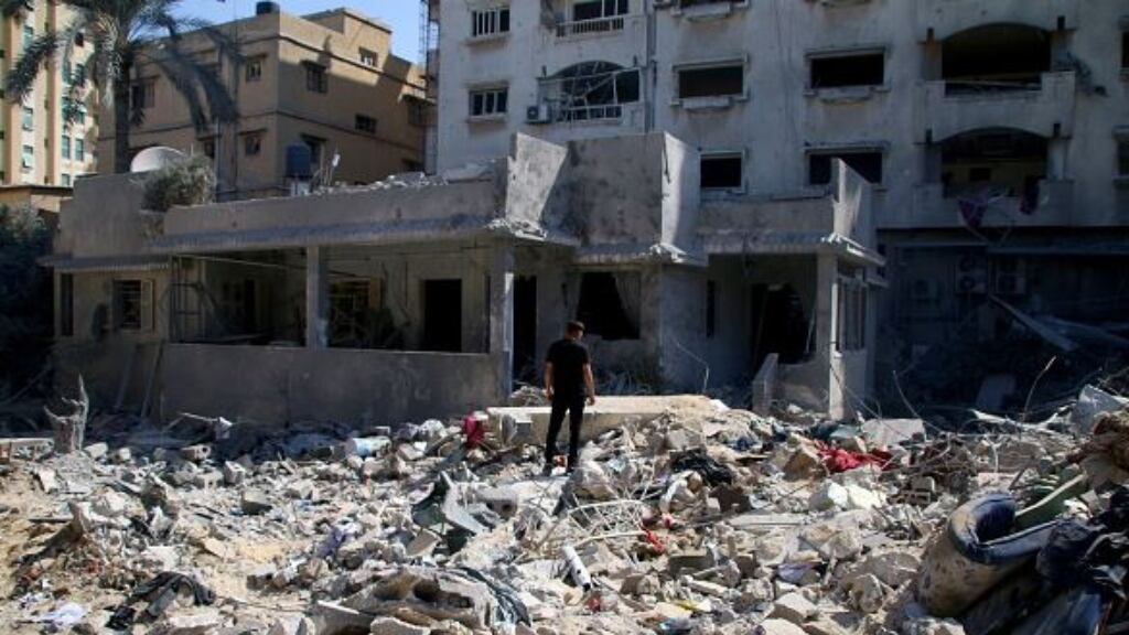 Israel intensifica despliegue aéreo contra Gaza mientras personas huyen en medio de la guerra
