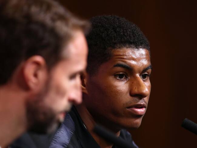 Southgate junto a Marcus Rashford