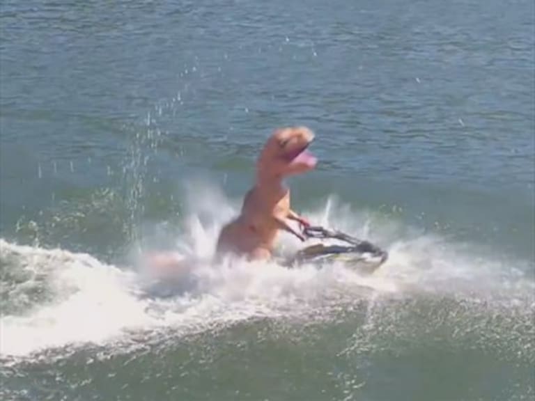 Tiranosaurio Rex sorprende con sus acrobacias en una moto de agua