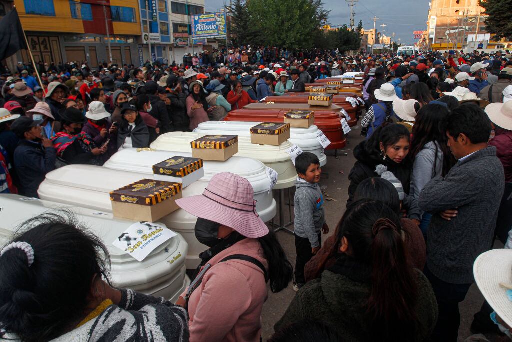 Familias realizan el funeral de las 18 víctimas fatales por la represión en Perú
