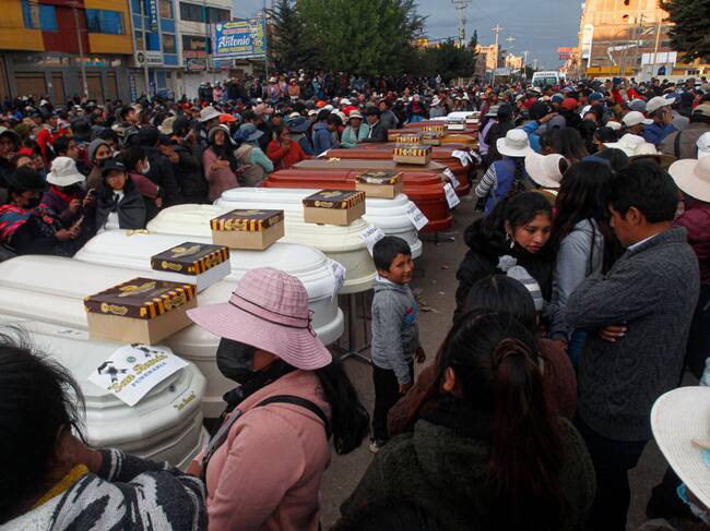 Familias realizan el funeral de las 18 víctimas fatales por la represión en Perú