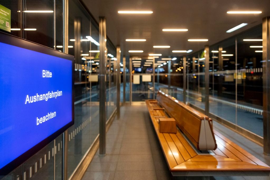 En la ciudad de Düsseldorf una estación de trenes se observa vacía luego del inicio de una huelga histórica de los maquinistas en todo ese país.