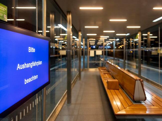En la ciudad de Düsseldorf una estación de trenes se observa vacía luego del inicio de una huelga histórica de los maquinistas en todo ese país.