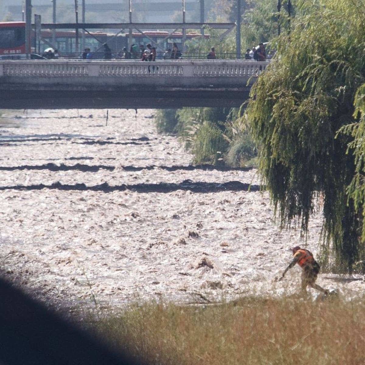 Hallan cuerpo sin vida en canal del río Mapocho: personas que caminaban por el sector dieron aviso