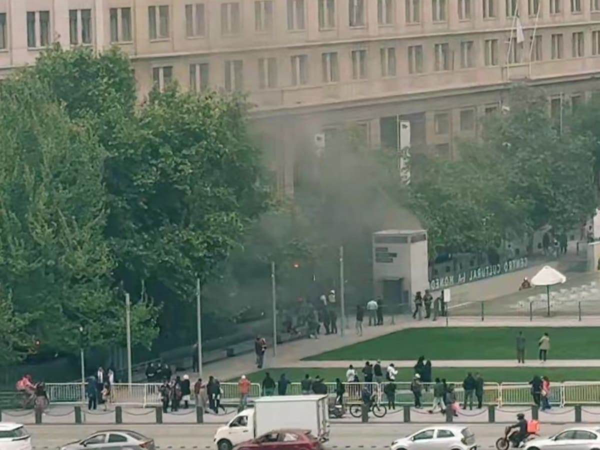 Amago de incendio en Centro Cultural La Moneda obliga a evacuar a unas 500 personas en pleno centro de Santiago