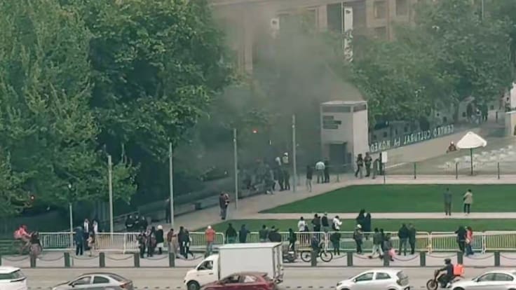 Amago de incendio en Centro Cultural La Moneda obliga a evacuar a unas 500 personas en pleno centro de Santiago