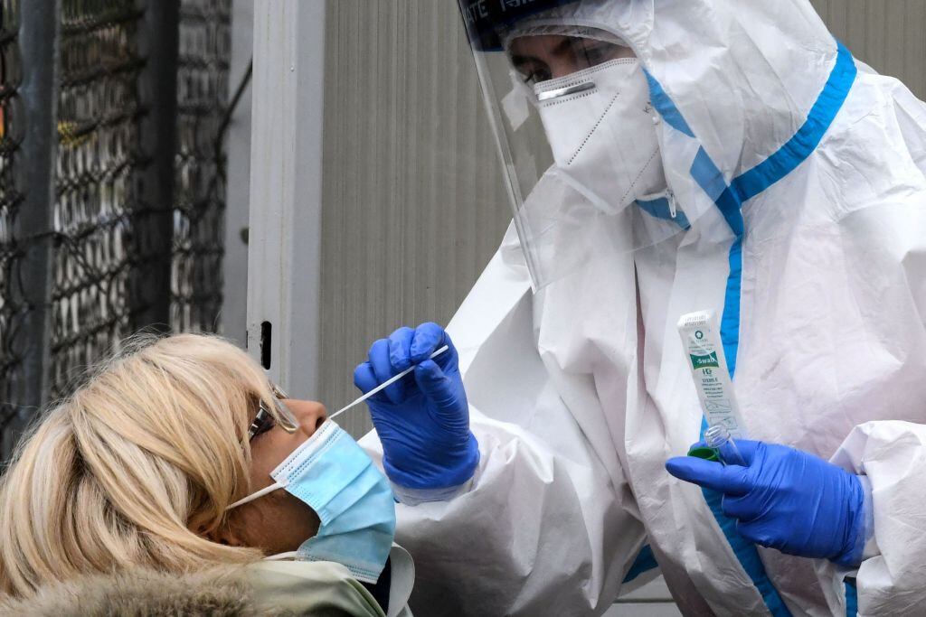 Trabajadores de la salud realizan test del Covid-19 en Croacia