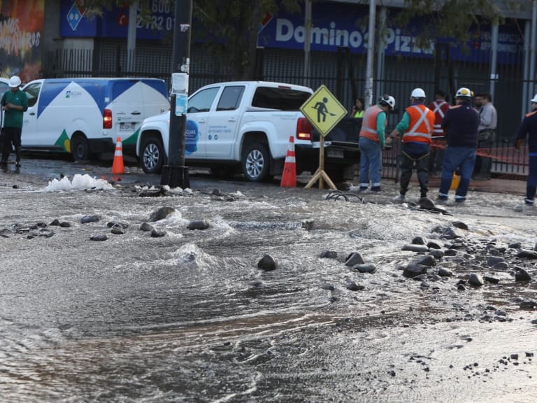 Rotura de matriz en Recoleta: revisa los puntos de abastecimiento de agua de las comunas afectadas
