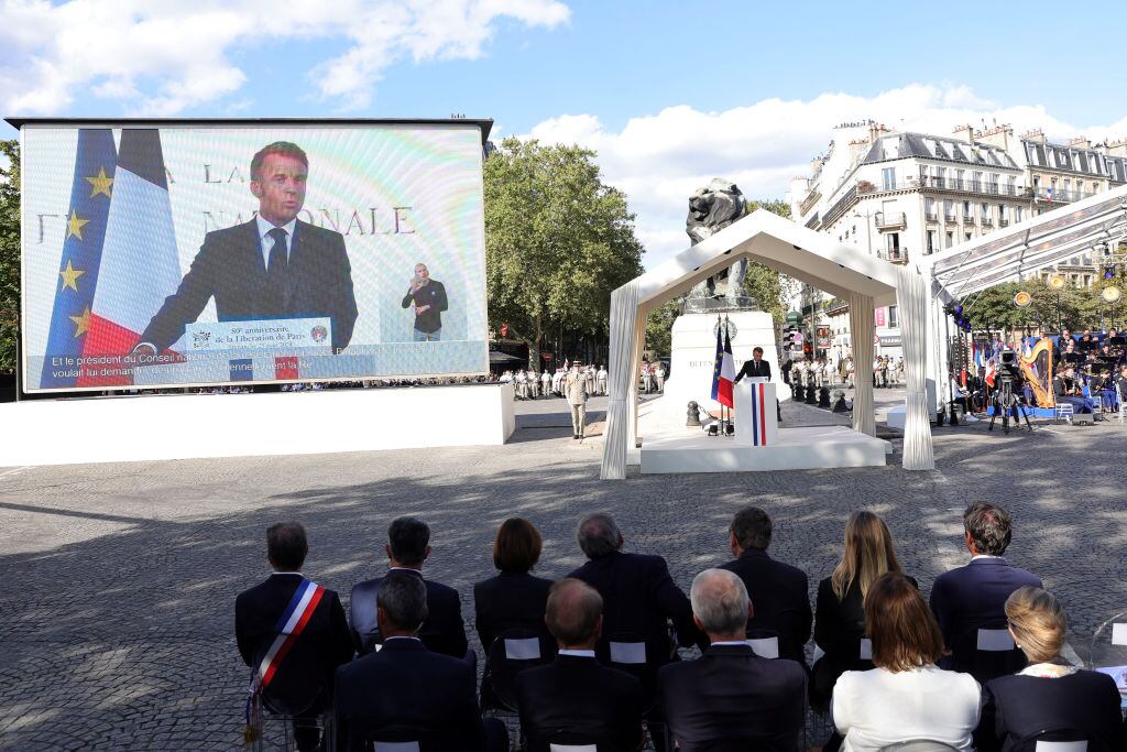 El presidente de Francia, Emmanuel Macron, habla durante la conmemoración de los 80 años de la liberación de París de manos del régimen nazi.
