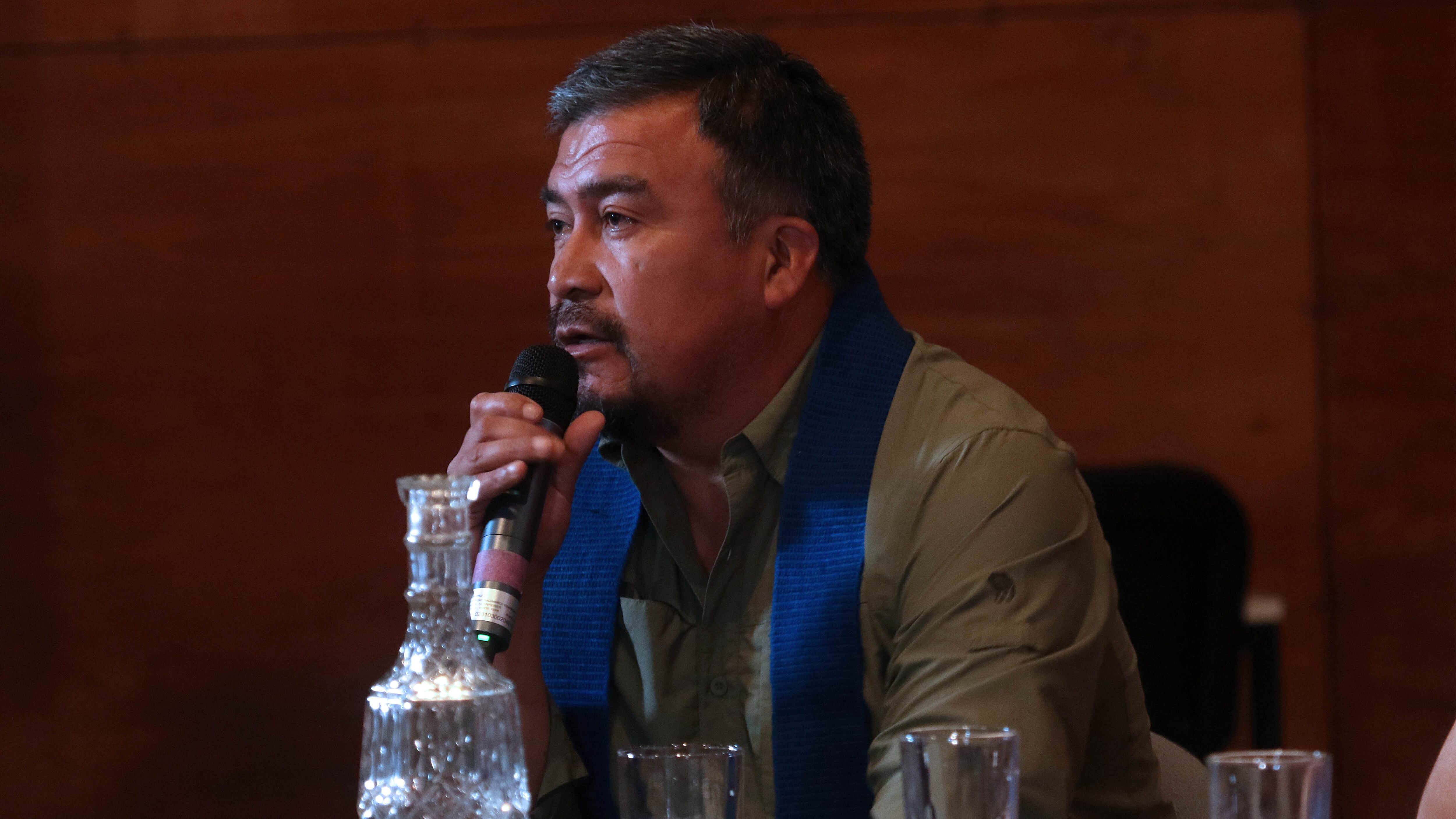29 de noviembre 2018/ SANTIAGOEl líder de la CAM, Héctor Llaitul, participa del conversatorio abierto “Cobertura Mediática y violencia de Estado hacia el pueblo Mapuche”, organizado por la Escuela de Periodismo de la Universidad de Chile, y del que también participarán la periodista Paula Huenchumil; el Dr. En Historia, Claudio Millacura y la docente Verónica Figueroa.
FOTO.JAVIER SALVO/AGENCIAUNO