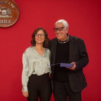 Destacado locutor de ADN, Miguel Davagnino recibe importante reconocimiento por su trayectoria radial en La Moneda
