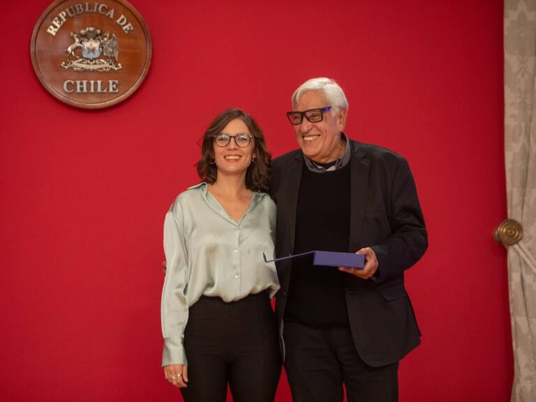 Destacado locutor de ADN, Miguel Davagnino recibe en La Moneda importante reconocimiento por su trayectoria radial