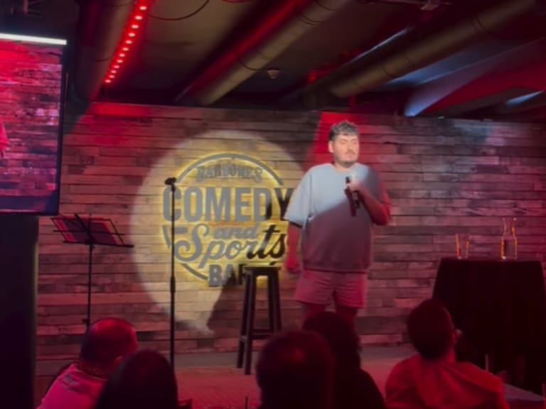 “Te amo, me siento vacío y desgarrado”: comediante chileno KakoAmedia confirma la muerte de su padre
