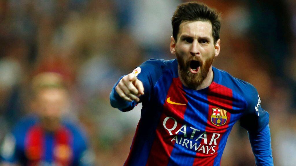 TOPSHOT - Barcelona's Argentinian forward Lionel Messi celebrates Barcelona's third goal during the Spanish league football match Real Madrid CF vs FC Barcelona at the Santiago Bernabeu stadium in Madrid on April 23, 2017. / AFP PHOTO / OSCAR DEL POZO        (Photo credit should read OSCAR DEL POZO/AFP via Getty Images)