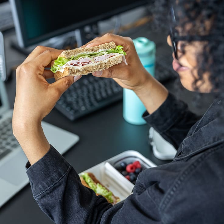 ¿Te están dando menos tiempo? Este es el mínimo legal de colación en Chile