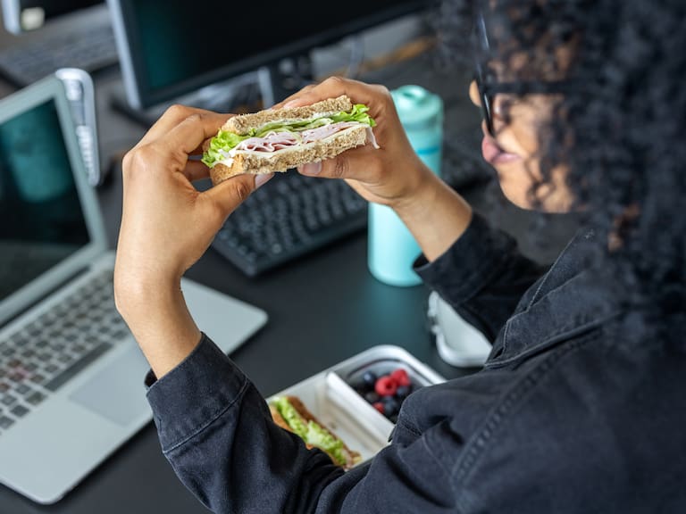 ¿Te están dando menos tiempo? Este es el mínimo legal de colación en Chile