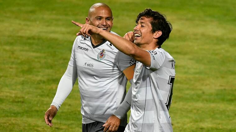 Humberto Suazo despide a su "compadre" Matías Fernández: "Él sabe todo lo que me ayudó a lo largo de mi carrera"
