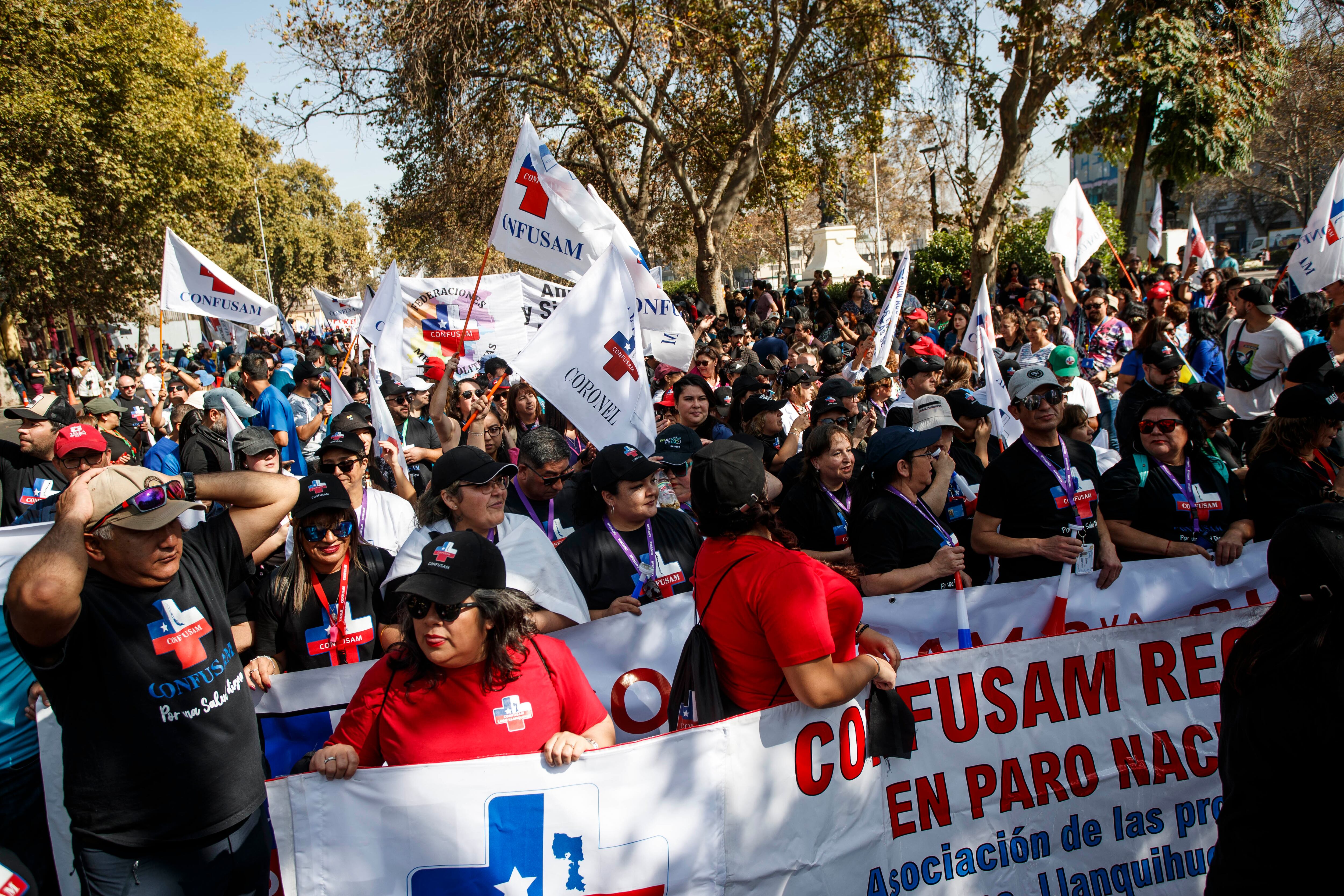 Agencia Uno | Funcionarios de salud municipal se congregan en el centro de Santiago para marchar
