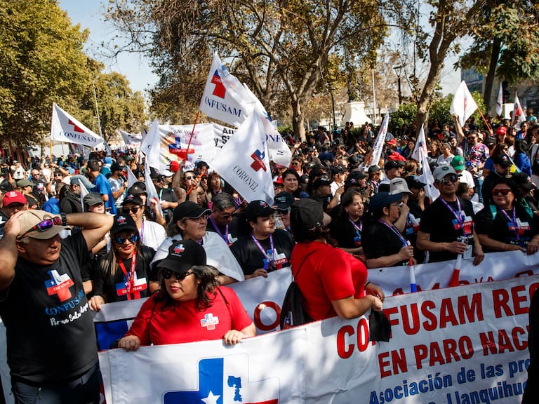Agencia Uno | Funcionarios de salud municipal se congregan en el centro de Santiago para marchar