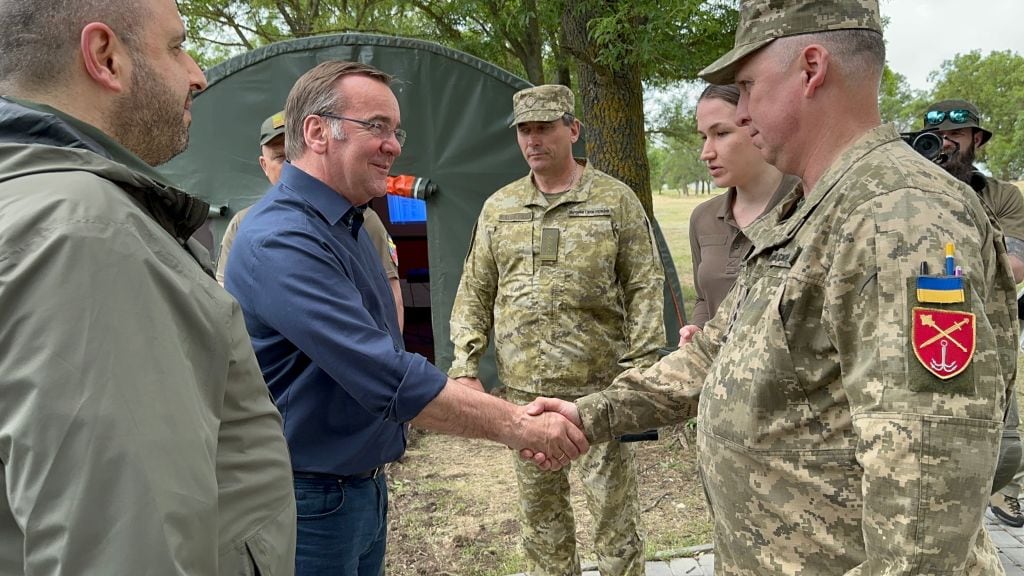 El ministro de defensa de Alemania, Boris Pistorius, visita a las tropas de Ucrania como parte de su visita oficial a ese país.