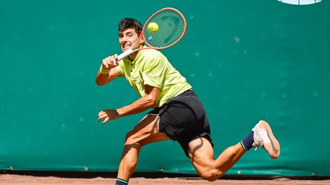 HOUSTON, TX - APRIL 09: Cristian Garin (CHI) returns a shot during the US Clay Court Championships semifinal singles match at River Oaks Country Club on April 9, 2022 in Houston, TX. (Photo by Ken Murray/Icon Sportswire via Getty Images)