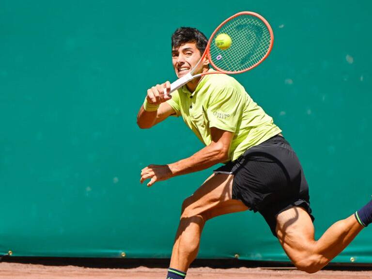 HOUSTON, TX - APRIL 09: Cristian Garin (CHI) returns a shot during the US Clay Court Championships semifinal singles match at River Oaks Country Club on April 9, 2022 in Houston, TX. (Photo by Ken Murray/Icon Sportswire via Getty Images)