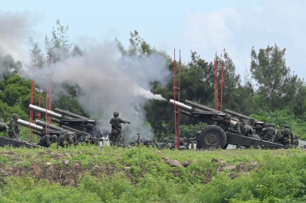 Soldados de Taiwán disparan artillería de defensa desde Pingtung