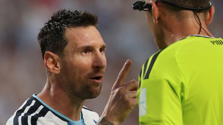 “A mí háblame bien”: el cruce de Lionel Messi con el árbitro en pleno partido de Argentina que se volvió viral