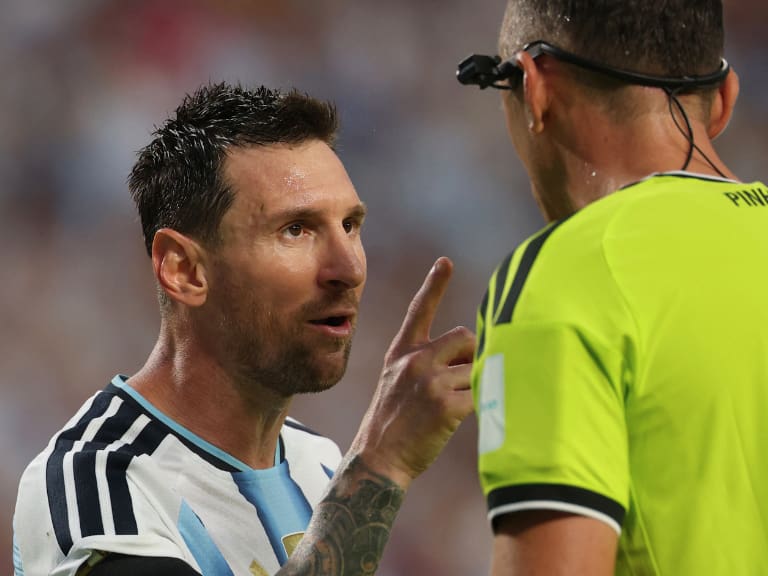 “A mí háblame bien”: el cruce de Lionel Messi con el árbitro en pleno partido de Argentina que se volvió viral