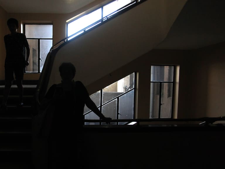 03 de enero 2020/ SANTIAGO
Personas recurriendo a las escaleras, durante el corte de luz masiva, falla que afecto a gran parte de la Capital.  

FOTO: AILEN DIAZ /AGENCIAUNO