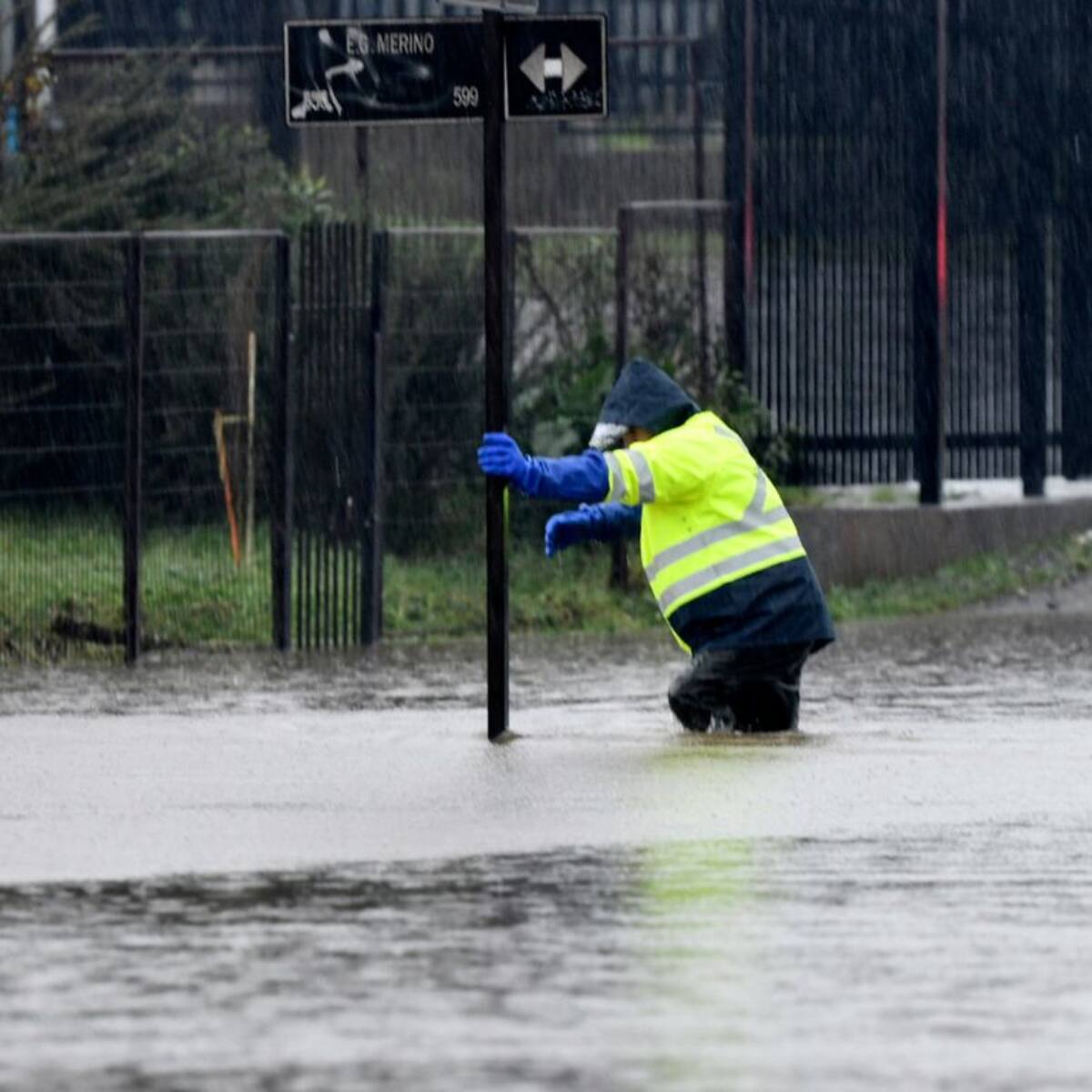 Temporal en Chile: estos son los derechos laborales que puedes exigir si la lluvia afecta tu trabajo