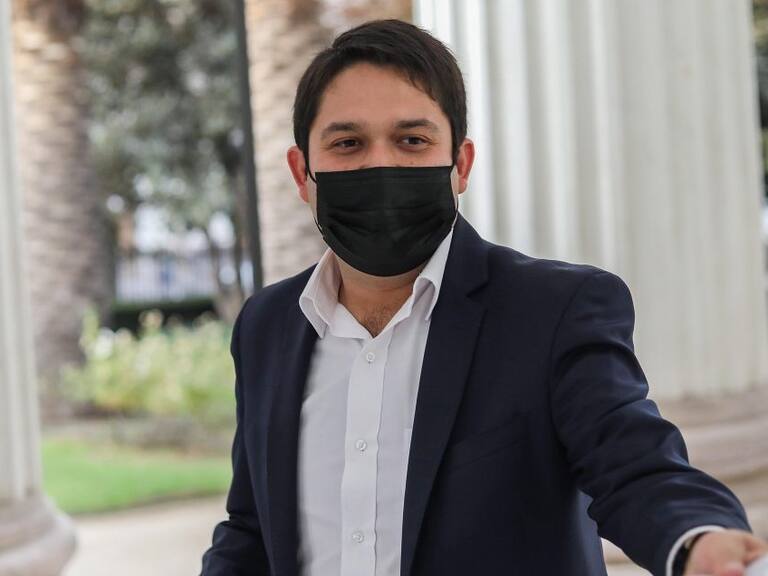 18 de Abril del 2022/SANTIAGOEl convencional Cesar Valenzuela, realiza un punto de prensa, en el ex Congreso Nacional.
FOTO: SEBASTIAN BELTRAN GAETE/AGENCIAUNO