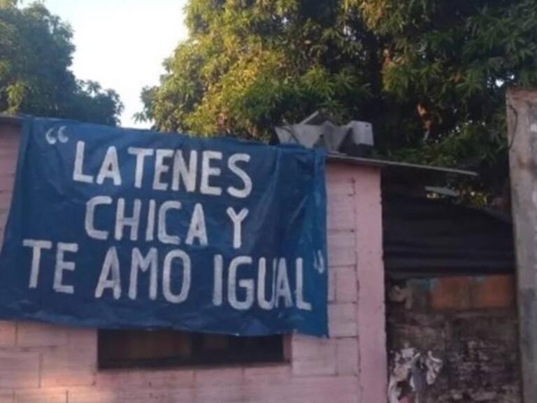 Mujer funó a su pololo con curioso cartel por San Valentín: se convirtió en viral