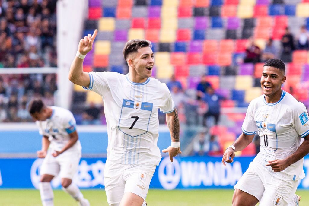 Anderson Duarte de Uruguay festeja el gol sobre Gambia