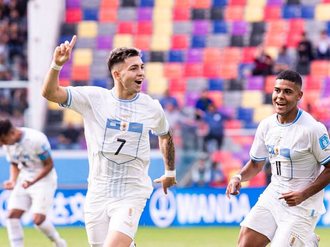 Anderson Duarte de Uruguay festeja el gol sobre Gambia