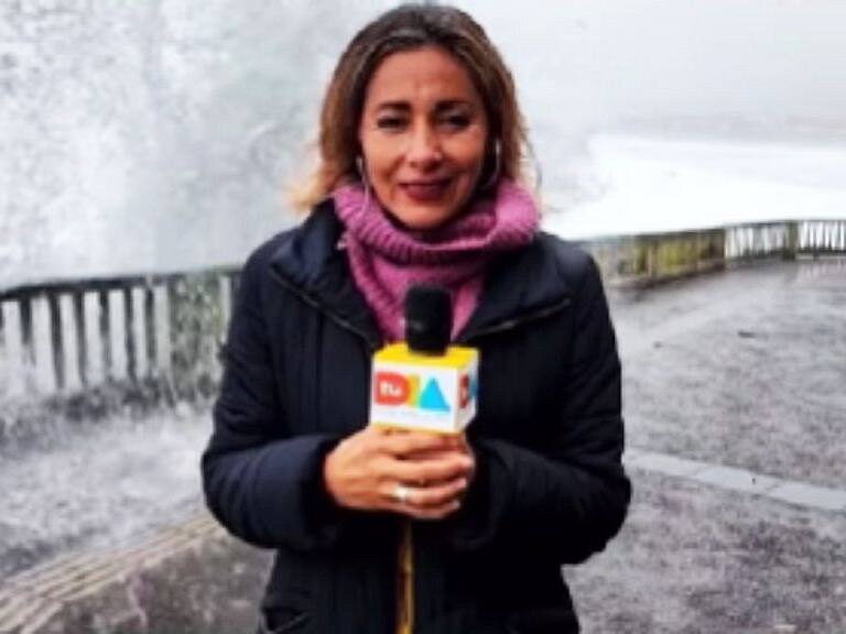 «Eso se veía venir»: reportera de «Tu día» es mojada por una ola en pleno despacho