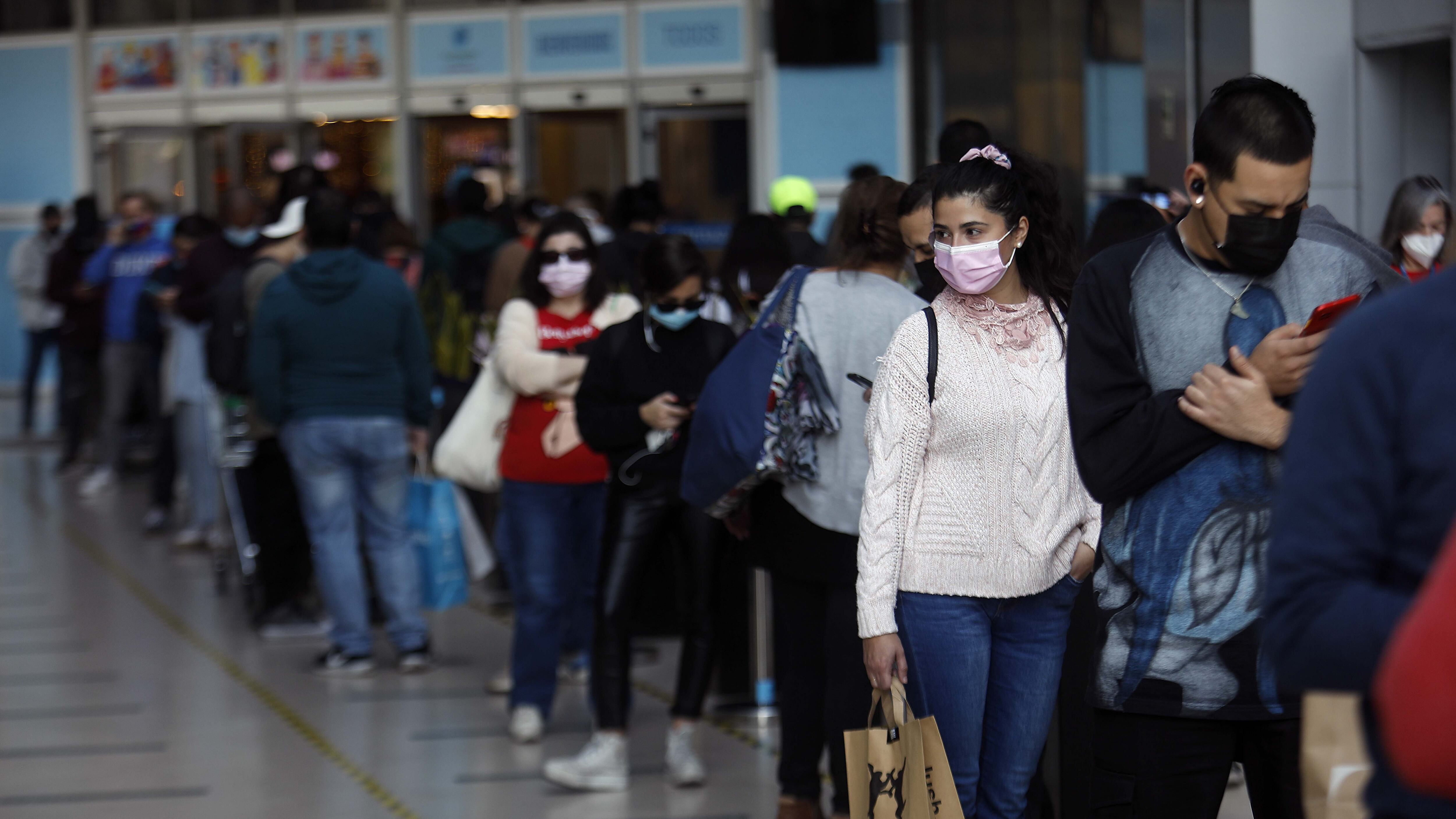03 de Mayo de 2021/SANTIAGO Gran cantidad de personas realizan sus compras al interior de los comercios del mall Costanera Center, previo a la celebración del día de las Madres.
FOTO: CRISTOBAL ESCOBAR/AGENCIAUNO