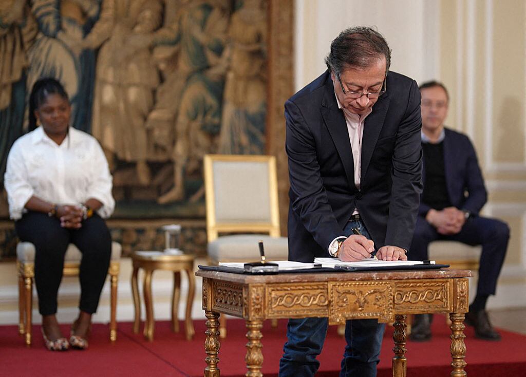 El presidente de Colombia Gustavo Petro firma la reforma tributaria