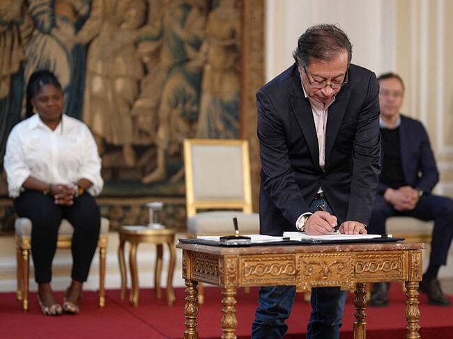 El presidente de Colombia Gustavo Petro firma la reforma tributaria