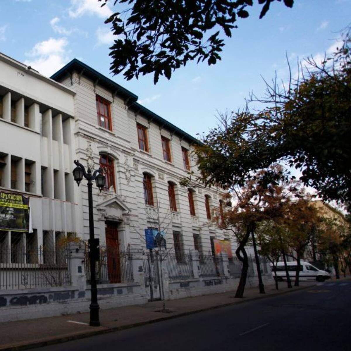 Liceo de Aplicación: estudiantes prenden bengalas y lanzan fuegos artificiales durante velatón por alumno fallecido