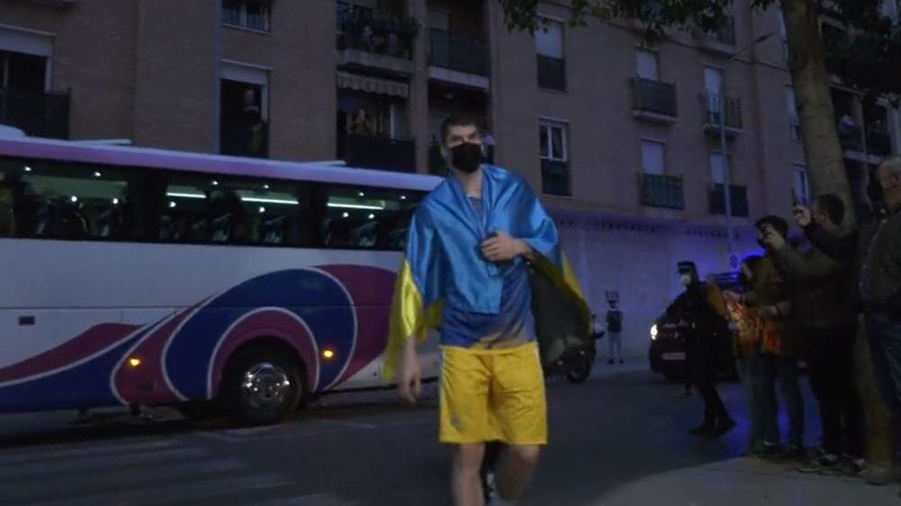 El emotivo recibimiento a la selección ucraniana de básquetbol en España
