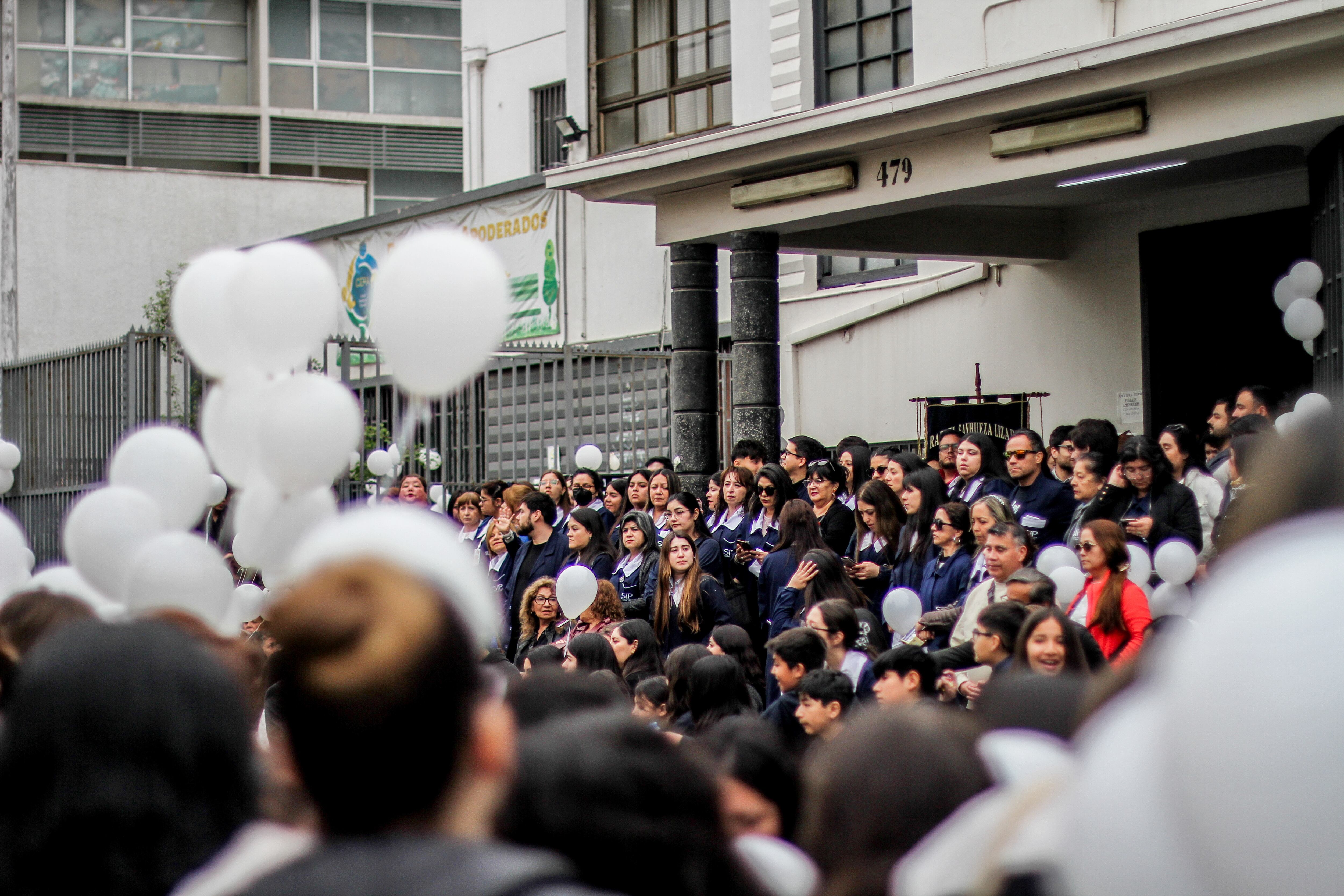 Agencia UNO | Apoderados, alumnos y profesores de la escuela Rafael Sanhueza Lizardi esperan el paso del cortejo fúnebre de Esteban Hermosilla, en las afueras del establecimiento educacional.